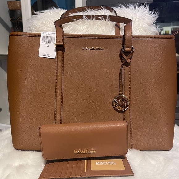 Michael Kors Saffiano Leather Handbag & wallet - Picture 3 of 10